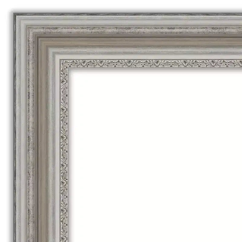 Specchio da parete rettangolare 42"x30" con cornice ornamentale spazzolata color argento e patina color peltro caldo