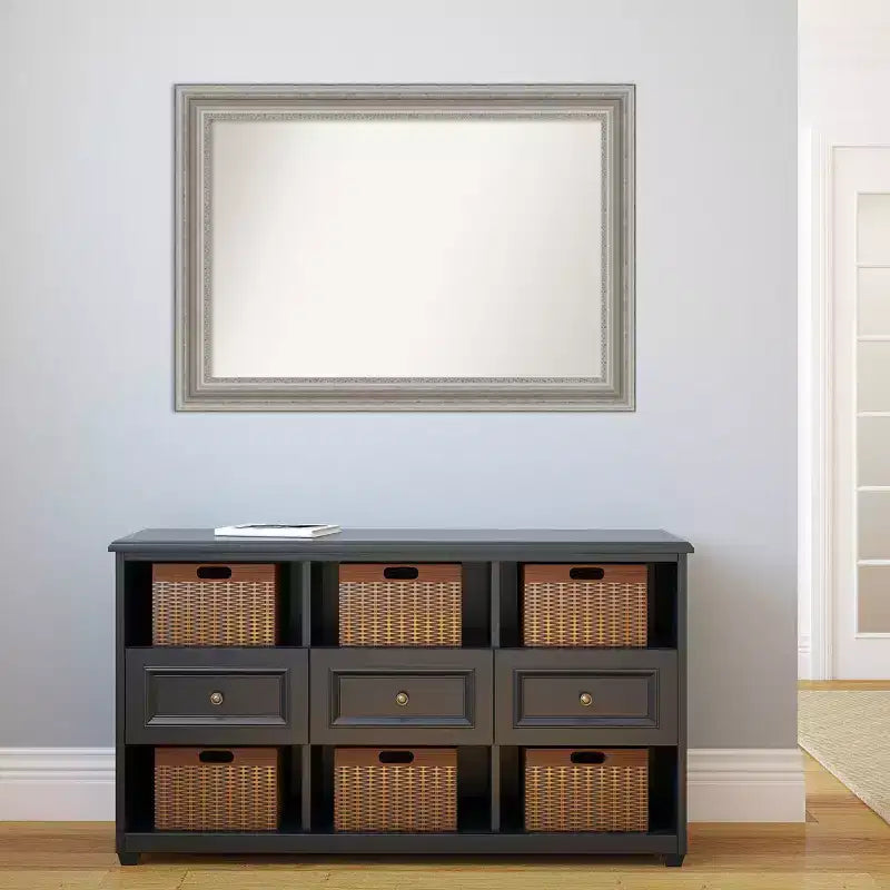 Specchio da parete rettangolare 42"x30" con cornice ornamentale spazzolata color argento e patina color peltro caldo