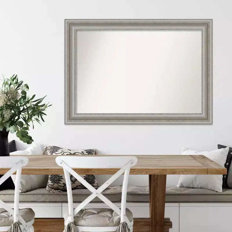 Specchio da parete rettangolare 42"x30" con cornice ornamentale spazzolata color argento e patina color peltro caldo