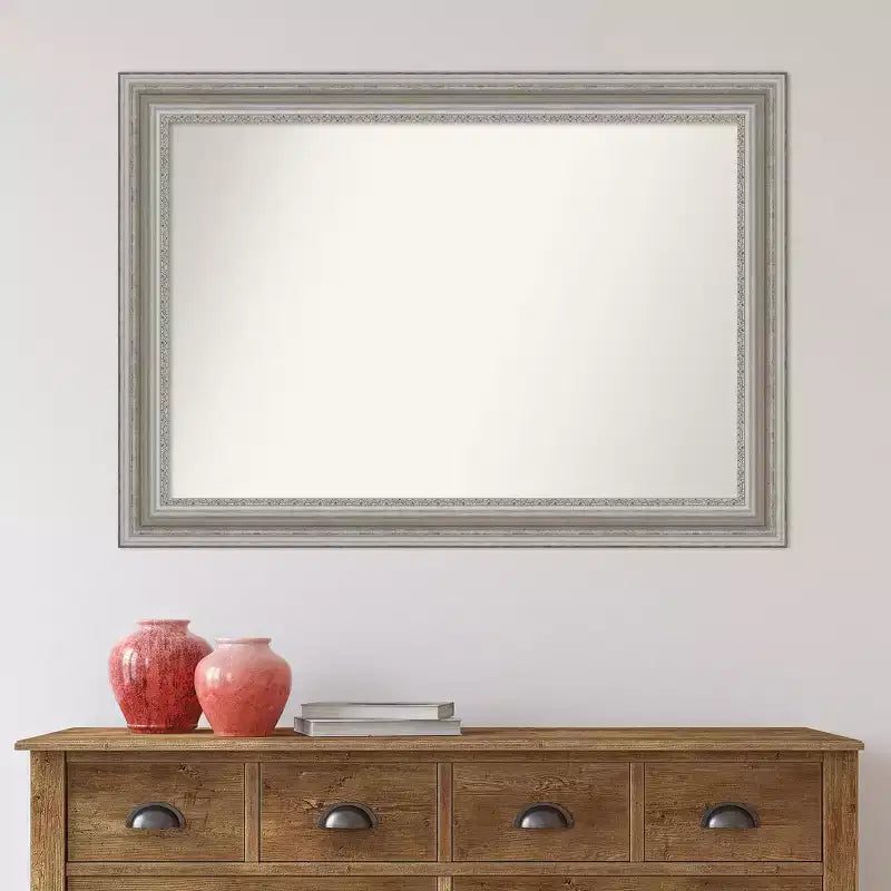 Specchio da parete rettangolare 42"x30" con cornice ornamentale spazzolata color argento e patina color peltro caldo