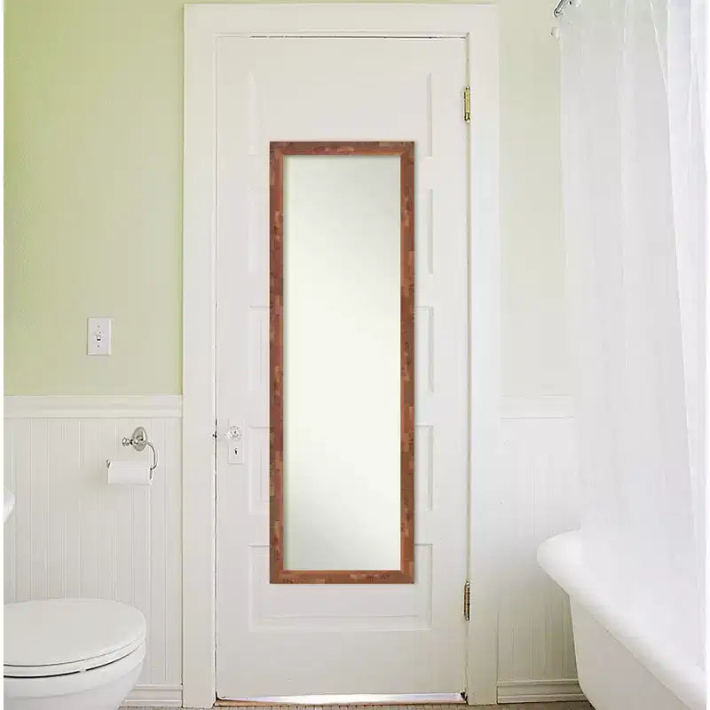 Specchio a tutta lunghezza da 17"x51" sopra la porta con cornice in legno noce pecan chiaro, montaggio a parete o a porta