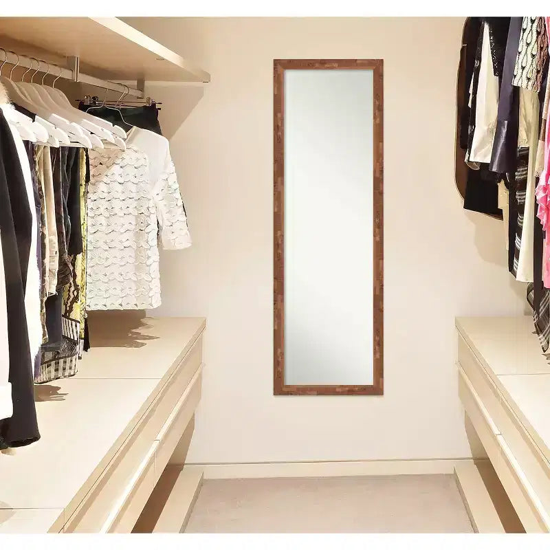 Specchio a tutta lunghezza da 17"x51" sopra la porta con cornice in legno noce pecan chiaro, montaggio a parete o a porta