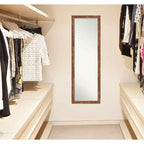 Specchio a tutta lunghezza da 17"x51" sopra la porta con cornice in legno noce pecan chiaro, montaggio a parete o a porta
