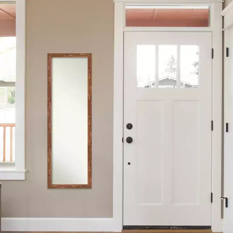 Specchio a tutta lunghezza da 17"x51" sopra la porta con cornice in legno noce pecan chiaro, montaggio a parete o a porta