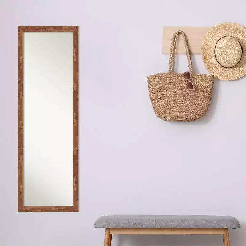 Specchio a tutta lunghezza da 17"x51" sopra la porta con cornice in legno noce pecan chiaro, montaggio a parete o a porta