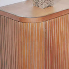 Credenza rustica d'accento da 150 cm con 4 ante ondulate e 2 ripiani regolabili per soggiorno e sala da pranzo