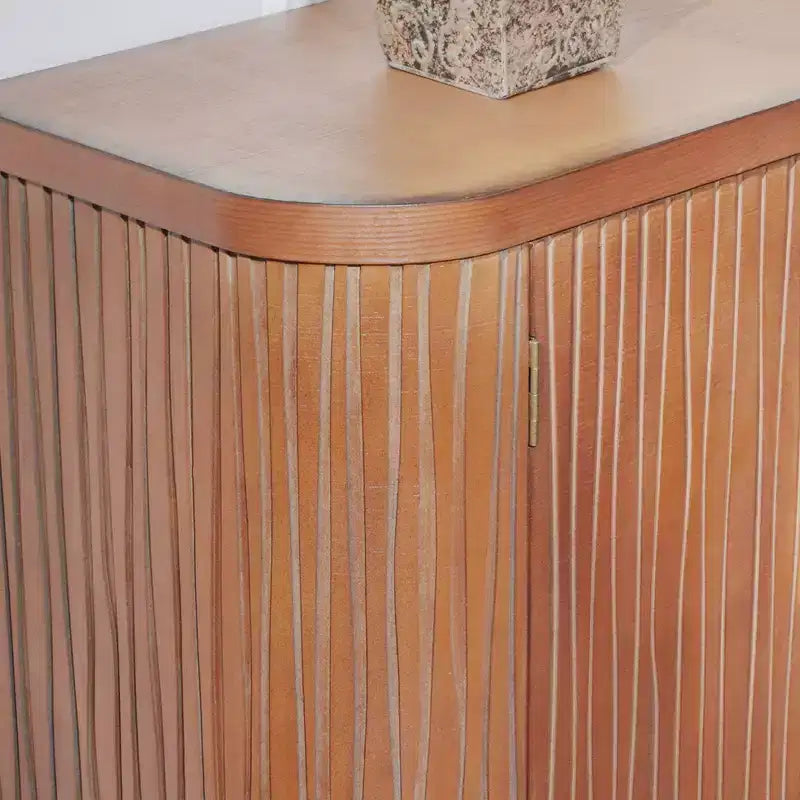 Credenza rustica d'accento da 150 cm con 4 ante ondulate e 2 ripiani regolabili per soggiorno e sala da pranzo