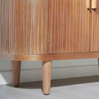 Credenza rustica d'accento da 150 cm con 4 ante ondulate e 2 ripiani regolabili per soggiorno e sala da pranzo