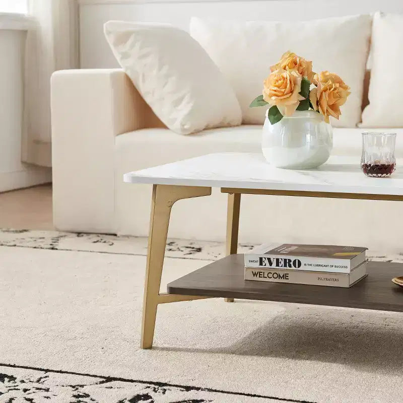 Tavolino rettangolare a 2 ripiani da 120 cm con piano in MDF effetto marmo e struttura in metallo dorato, Bianco/Oro
