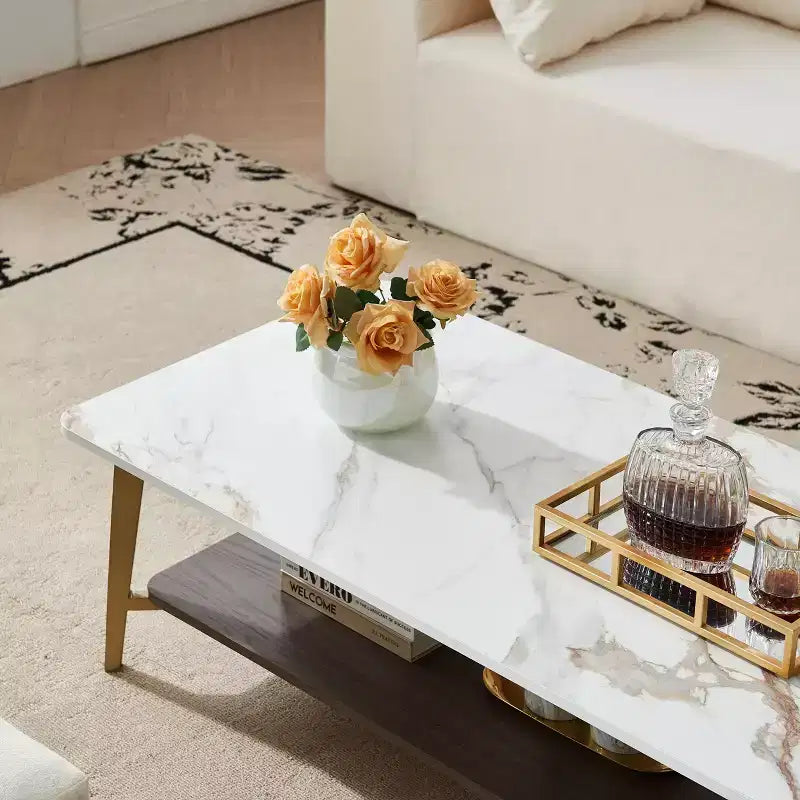 Tavolino rettangolare a 2 ripiani da 120 cm con piano in MDF effetto marmo e struttura in metallo dorato, Bianco/Oro