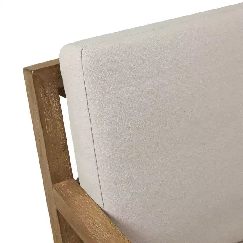 Poltrona d'accento imbottita, poliestere avorio, schienale a doghe, struttura in legno massello, stile transizionale
