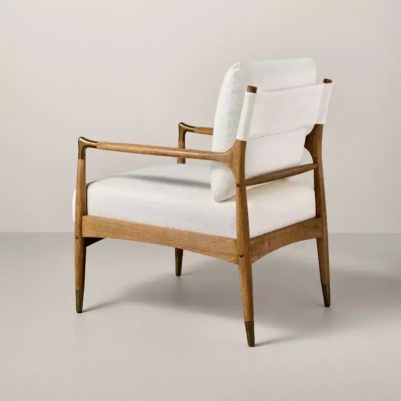 Poltrona d'accento rivestita in tessuto Bouclé con dettagli in ottone, struttura in legno di gomma di rovere invecchiato, capacità 113 kg