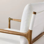 Poltrona d'accento rivestita in tessuto Bouclé con dettagli in ottone, struttura in legno di gomma di rovere invecchiato, capacità 113 kg