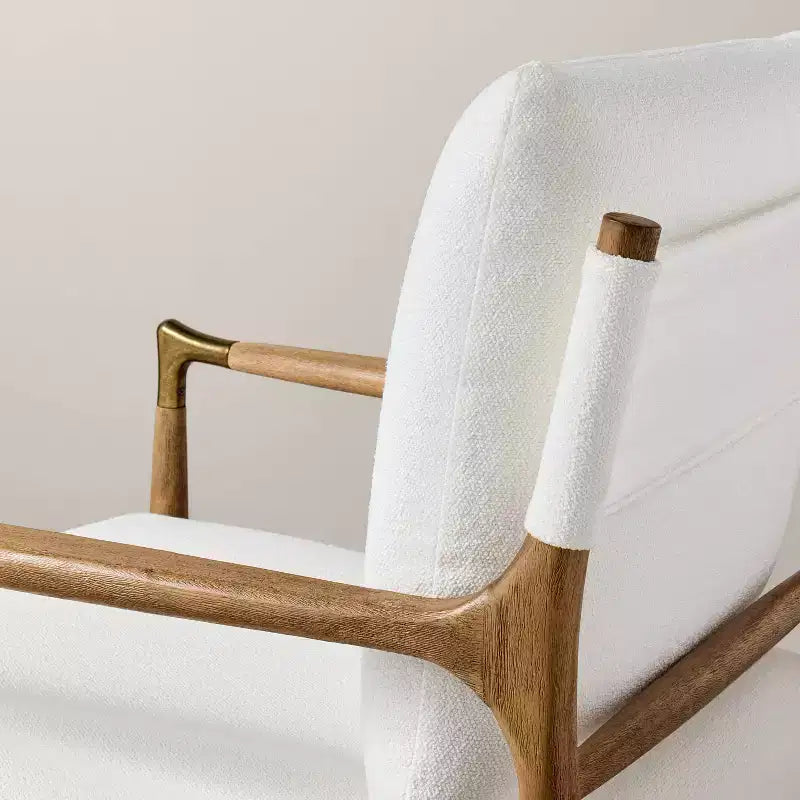 Poltrona d'accento rivestita in tessuto Bouclé con dettagli in ottone, struttura in legno di gomma di rovere invecchiato, capacità 113 kg