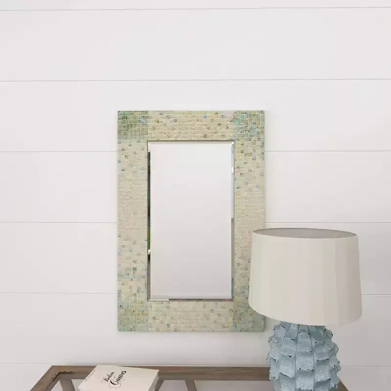 Specchio da Parete a Mosaico Artigianale in Madreperla con Angoli Blu, 61x91 cm, Crema