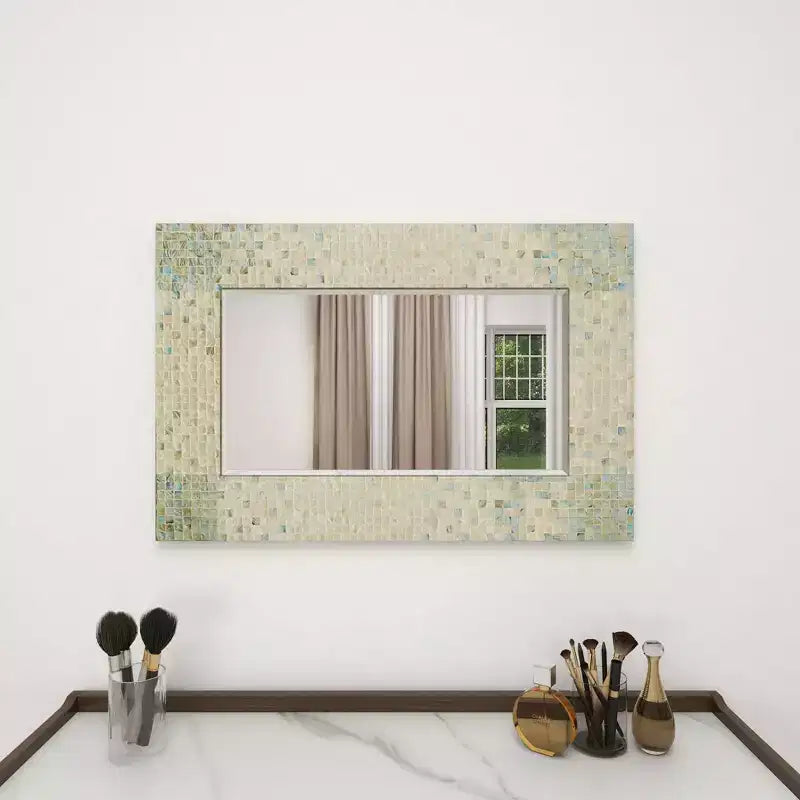 Specchio da Parete a Mosaico Artigianale in Madreperla con Angoli Blu, 61x91 cm, Crema