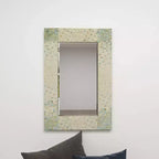 Specchio da Parete a Mosaico Artigianale in Madreperla con Angoli Blu, 61x91 cm, Crema