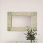 Specchio da Parete a Mosaico Artigianale in Madreperla con Angoli Blu, 61x91 cm, Crema
