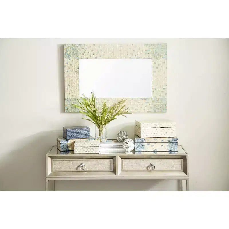 Specchio da Parete a Mosaico Artigianale in Madreperla con Angoli Blu, 61x91 cm, Crema