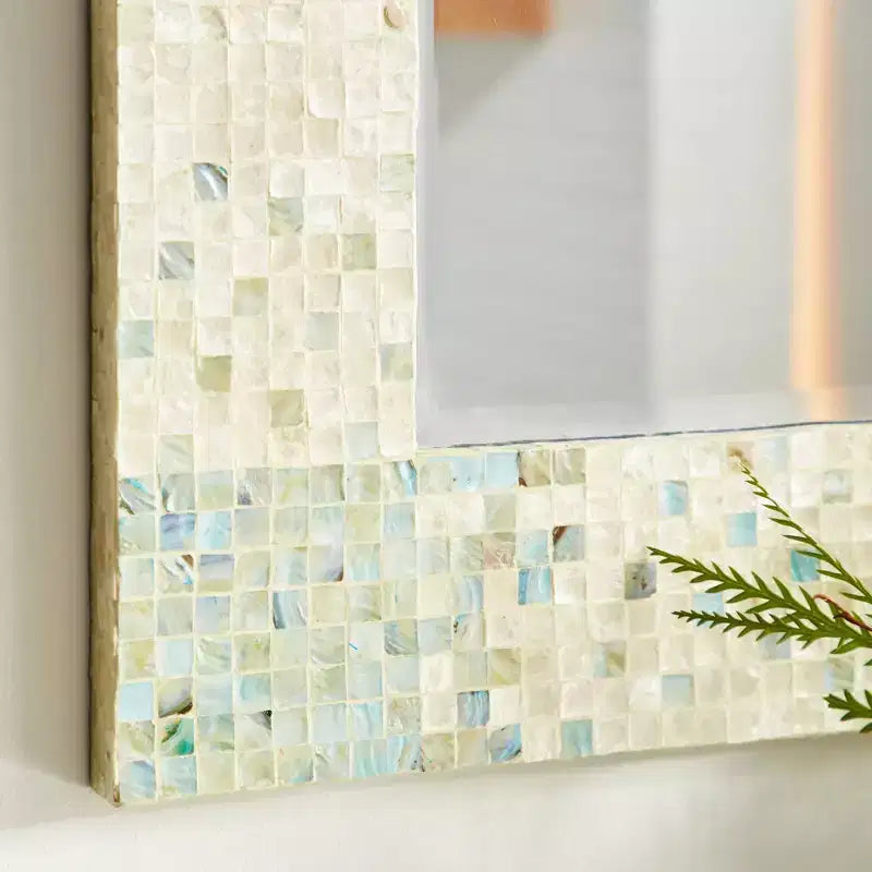Specchio da Parete a Mosaico Artigianale in Madreperla con Angoli Blu, 61x91 cm, Crema