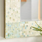 Specchio da Parete a Mosaico Artigianale in Madreperla con Angoli Blu, 61x91 cm, Crema