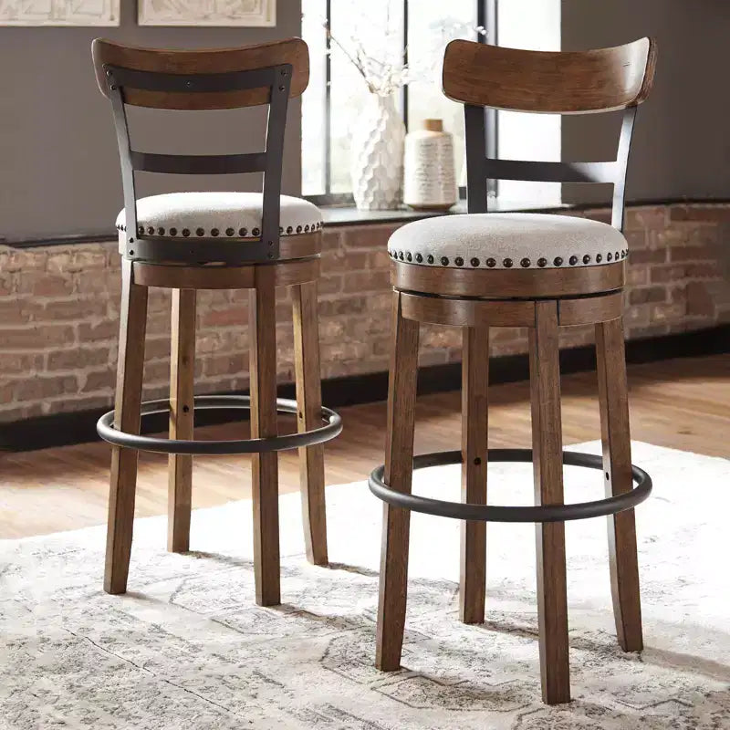 Sgabello da bar alto imbottito girevole con schienale basso curvo e gambe in legno, altezza seduta 76,8 cm, rustico