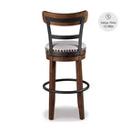 Sgabello da bar alto imbottito girevole con schienale basso curvo e gambe in legno, altezza seduta 76,8 cm, rustico