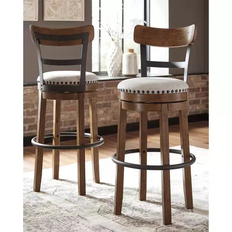 Sgabello da bar alto imbottito girevole con schienale basso curvo e gambe in legno, altezza seduta 76,8 cm, rustico